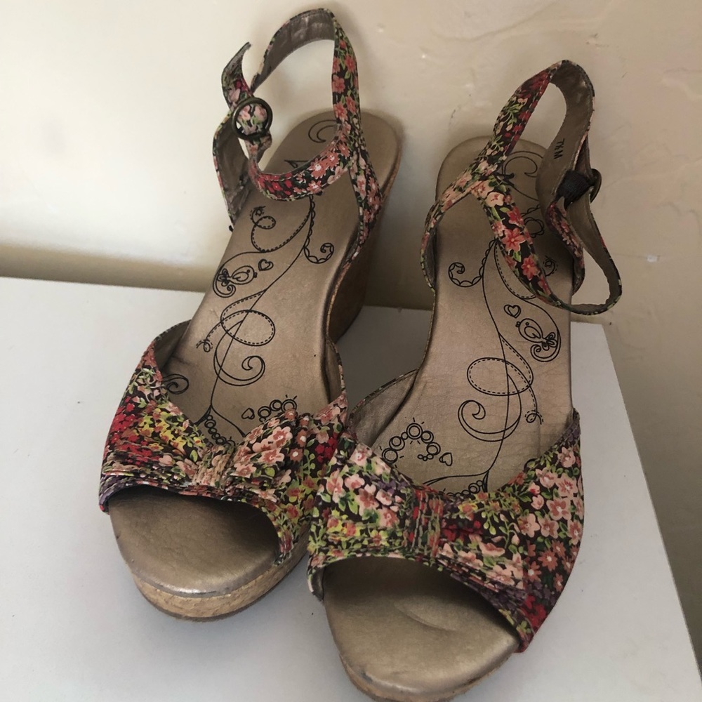 Floral wedges